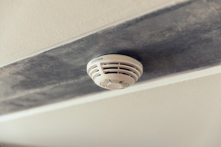 Der Rauchmelder alarmiert Sie zuverlässig bei der Entstehung von Rauch und Feuer. Gleichzeitig dient er als Sirene zur Abschreckung ungebetener Gäste, ausgelöst durch die Tür-/Fensterkontakt-Komponenten und den Bewegungsmelder (siehe unten). Der Twinguard (hier nicht abgebildet) misst zusätzlich Luftfeuchtigkeit, -reinheit (VOC) und CO2-Gehalt durch professionelle Dual-Ray Technologie. Der Rauchmelder alarmiert Sie zuverlässig bei der Entstehung von Rauch und Feuer. Gleichzeitig dient er als Sirene zur Abschreckung ungebetener Gäste, ausgelöst durch die Tür-/Fensterkontakt-Komponenten und den Bewegungsmelder (siehe unten). Der Twinguard (hier nicht abgebildet) misst zusätzlich Luftfeuchtigkeit, -reinheit (VOC) und CO2-Gehalt durch professionelle Dual-Ray Technologie.